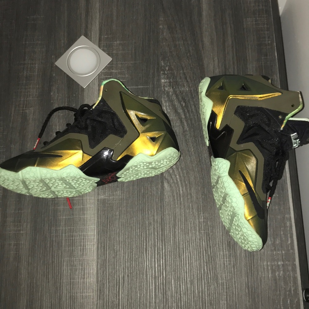 Nike LeBron 11 King’s Pride - Picture 2 of 3